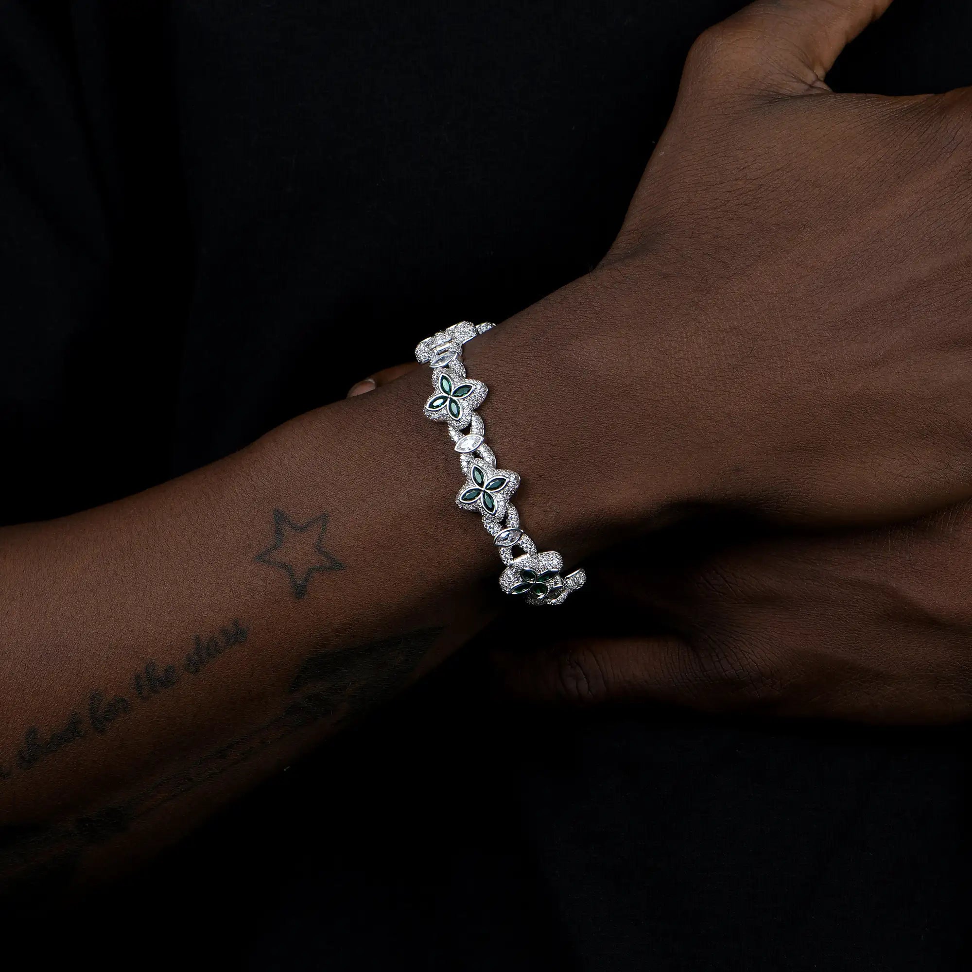 Brazalete de trébol luminoso helado - diamante blanco