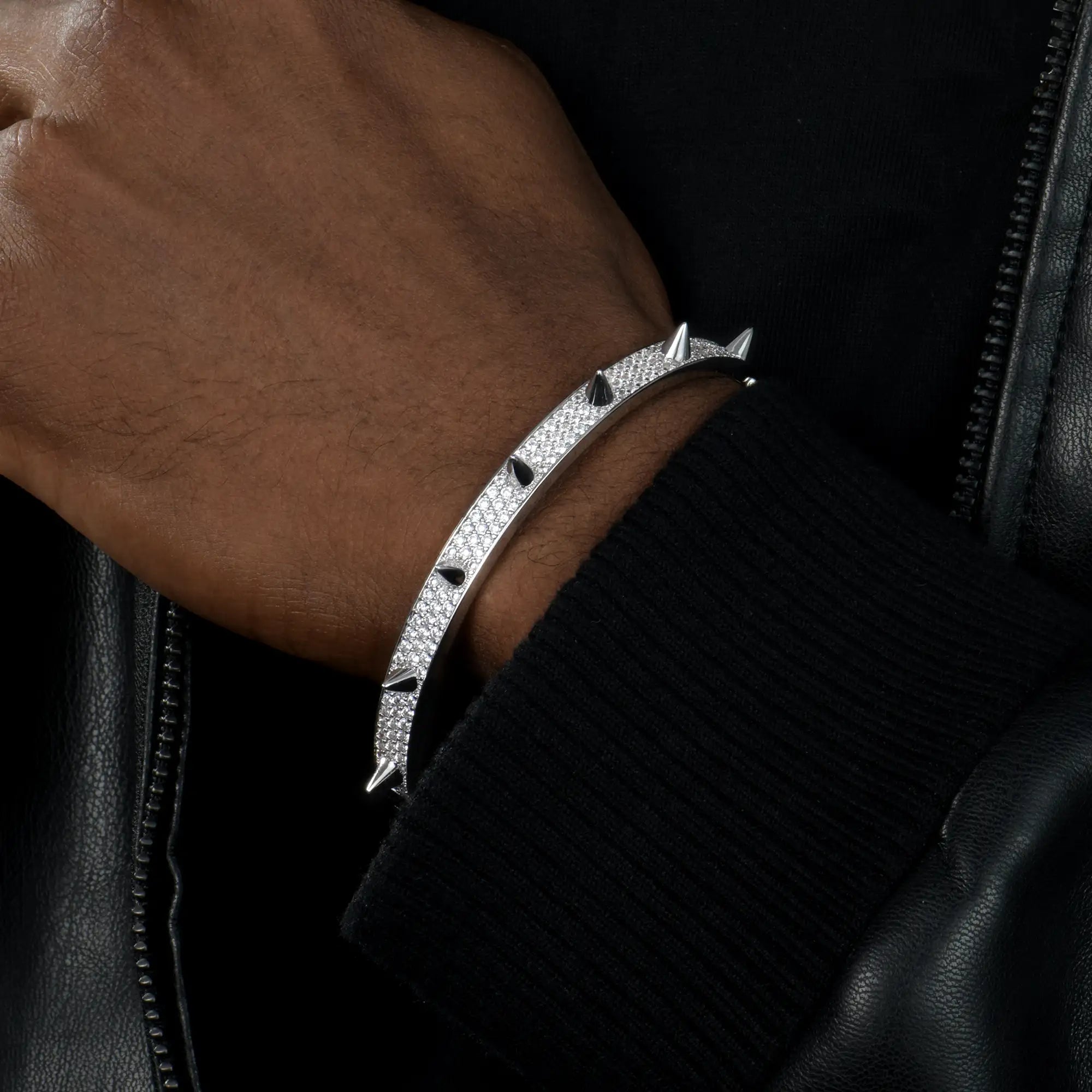 Pulsera de brazalete de espiga moissanite - 7 mm