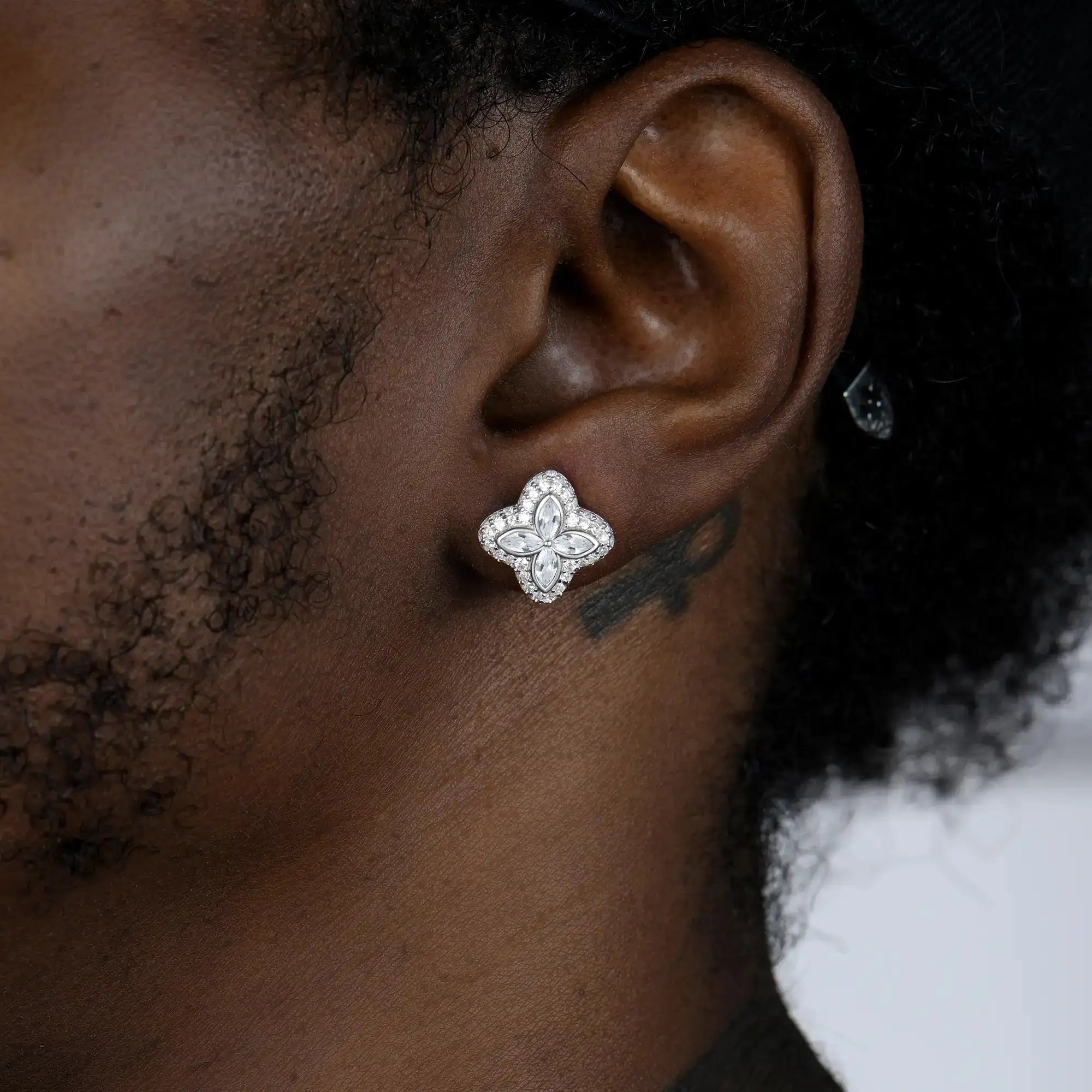 Boucles d'oreilles de trèfle lumineuses Moisanite - Diamond blanc