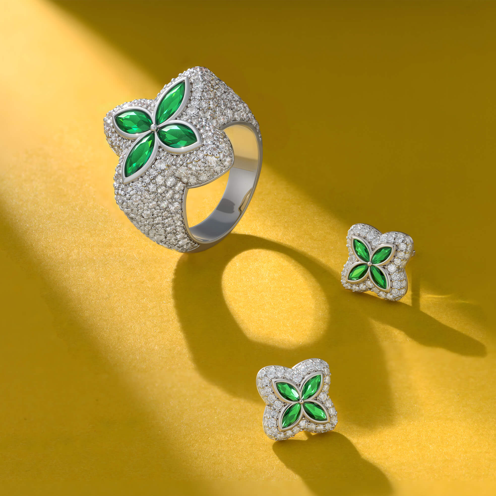 Boucles d'oreilles en trèfle lumineux glacés