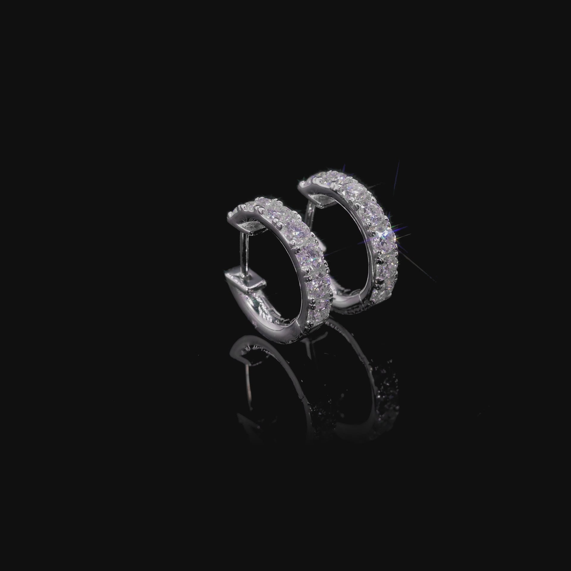 Single Moissanite Single Row Hoop Ohrring