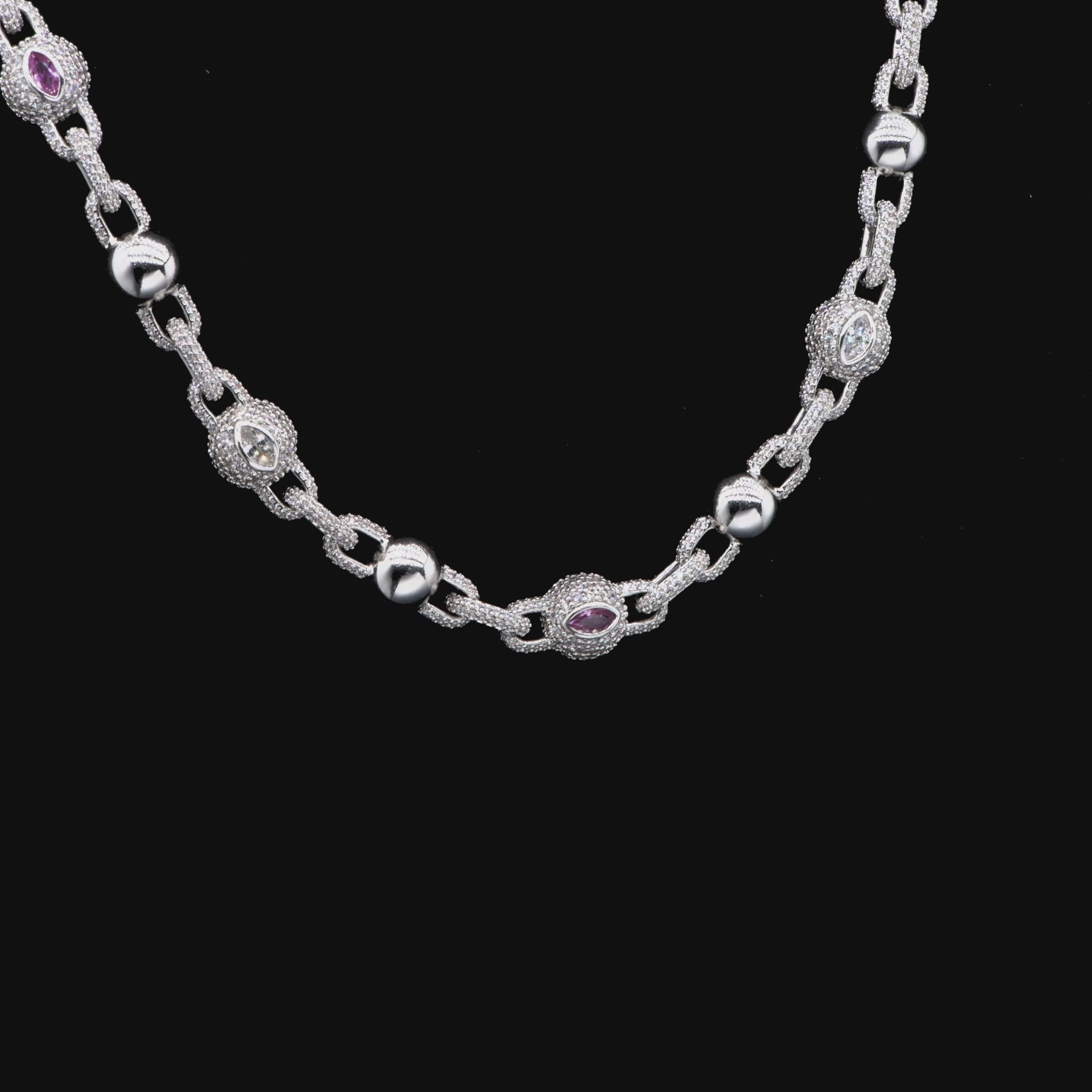 Catena di palline di Aegis ghiacciata da donna