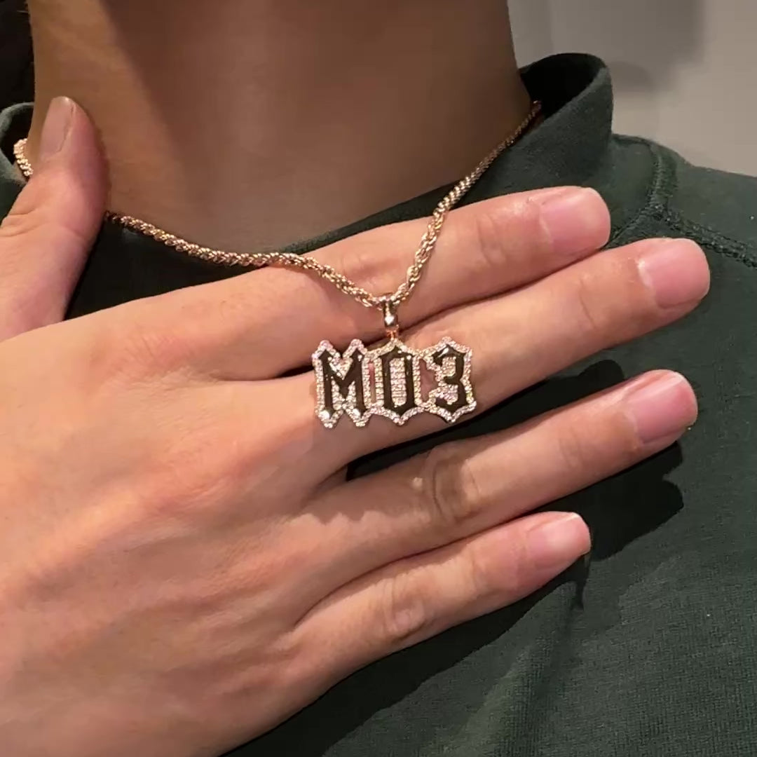 Custom Moissanite Gothic Font Anhänger - 15 mm Höhe