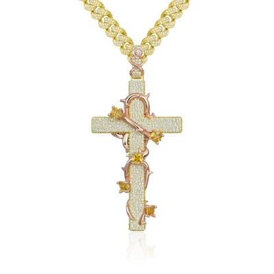 Colgante de cruz de rosa espinada con pavé de moissanita