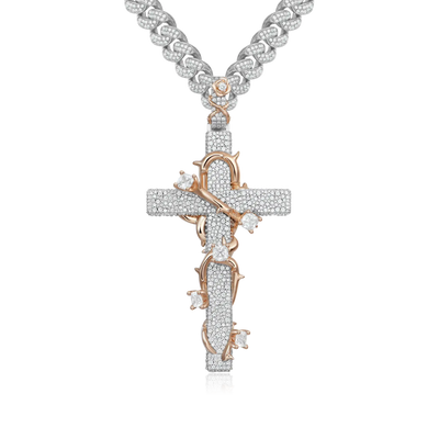 Colgante de cruz de rosa espinada con pavé de moissanita