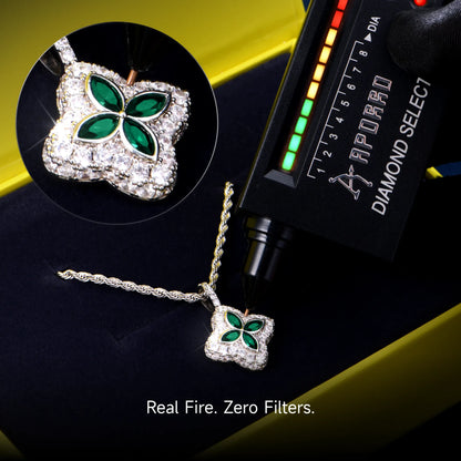 Ciondolo trifoglio luminoso Moissanite