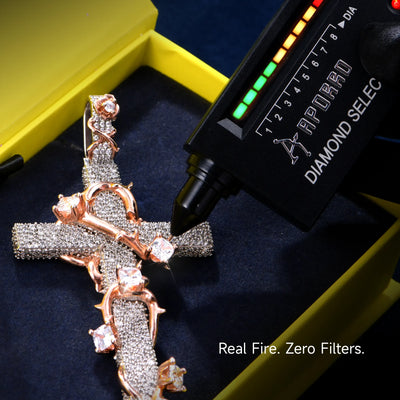 Colgante de cruz de rosa espinada con pavé de moissanita