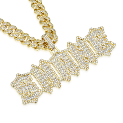 Colgante de fuente gótica de corte esmeralda personalizado