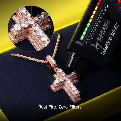 Pendente a croce a strati Brilliance Moissanite - Piccolo