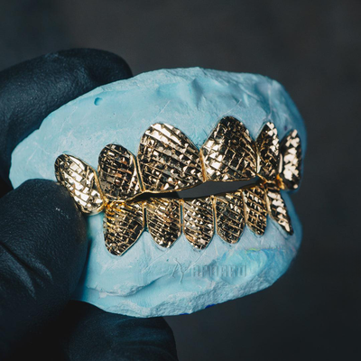 Grillz personalizzato con taglio a diamante
