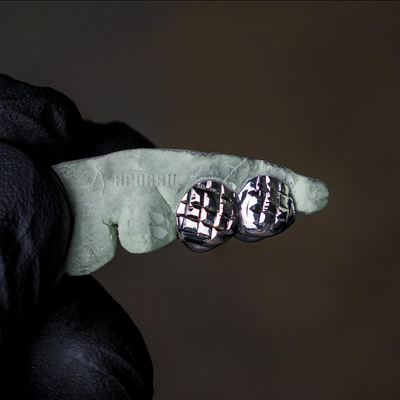 Grillz personalizzato con taglio a diamante