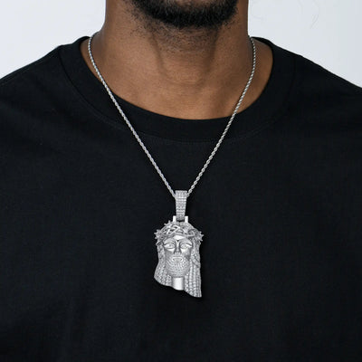 Pendentif Jésus stellaire en or blanc moissanite - Moyen