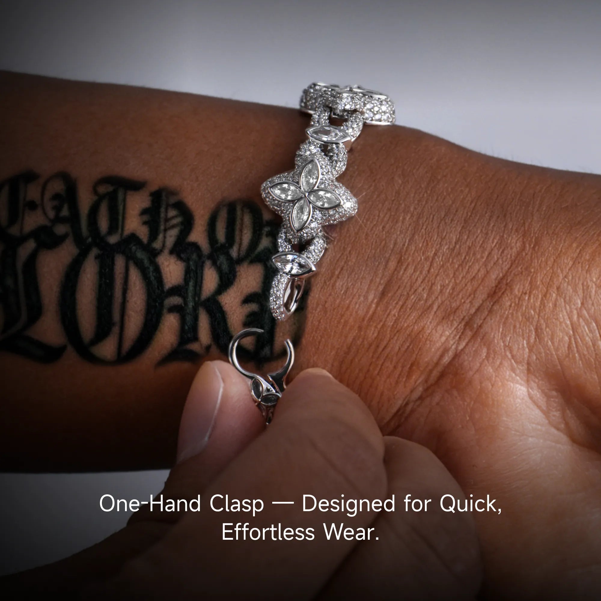 Brazalete de trébol luminoso helado - diamante blanco