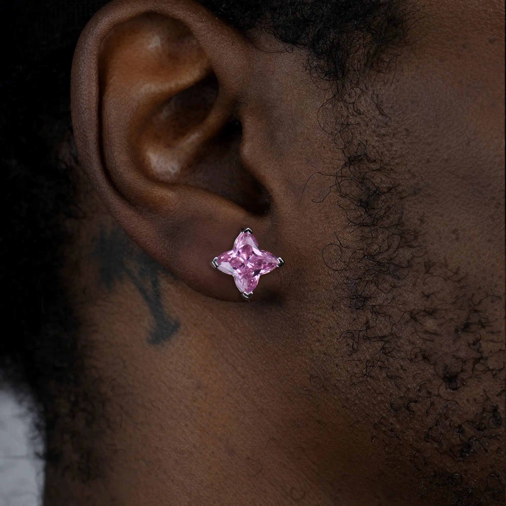 Boucles d'oreilles de goujon coupées en trèfle massif - rose