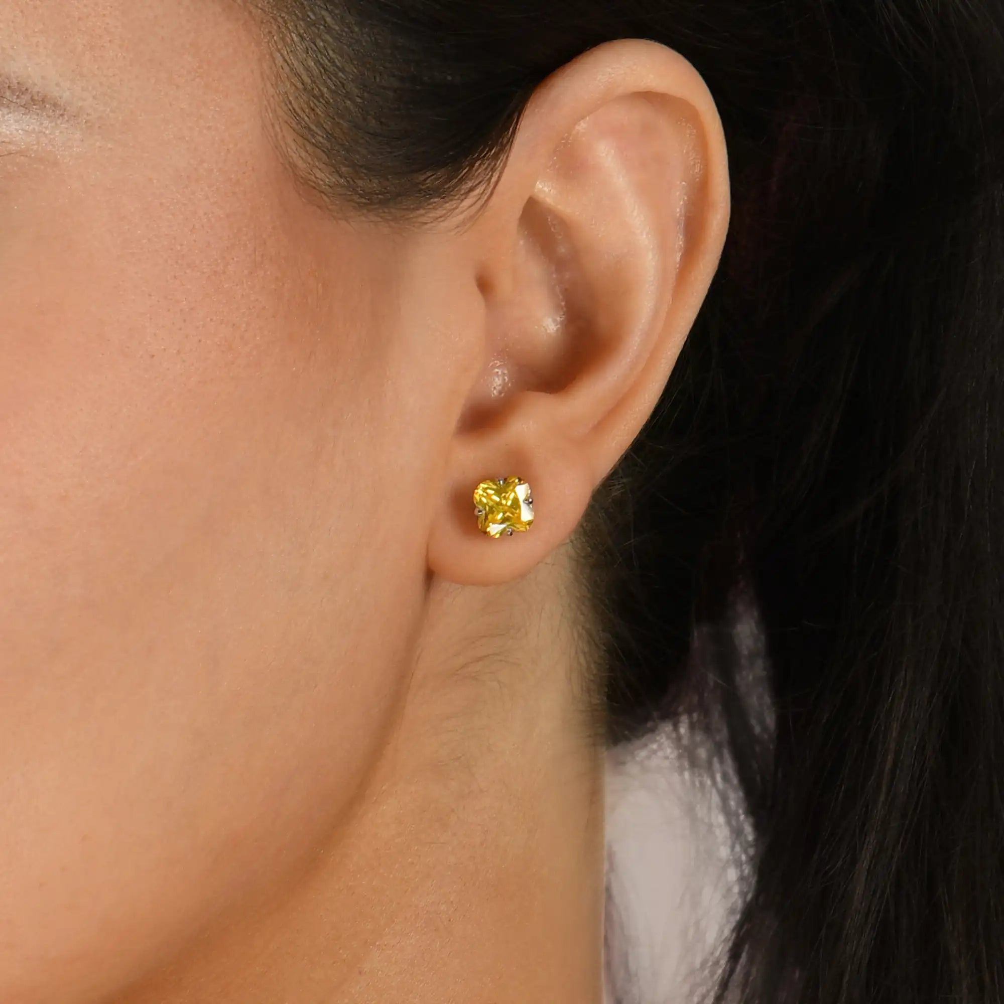 Boucles d'oreilles coupées en fleur des femmes