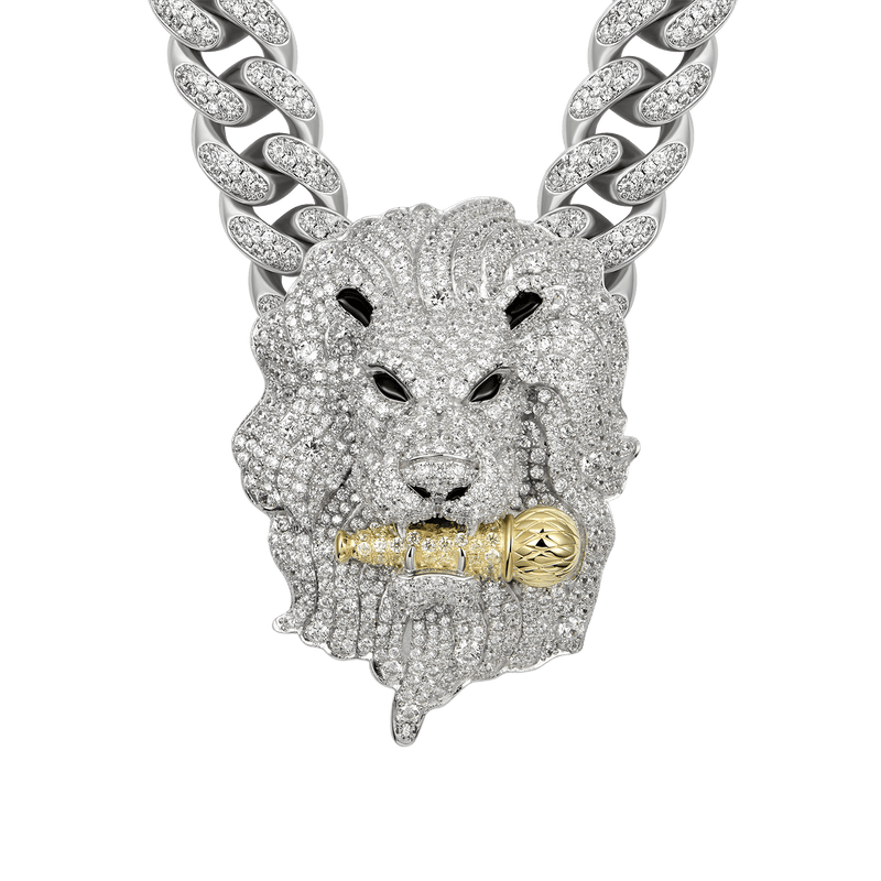Iced Roaring Lion Pendant in 925 Sterling Silver APORRO Lion Head Pendant is flooded with meticulously traced white gold CZ stones. The distinct iced out 14K yellow gold mic is designed in the mouth to exemplify our “all voices matter” mentality. Materiale: 925 sterling silver with a gold plating with CZ stones Length: 63mm Width: 45mm Weight: 59.5g Brand: APORRO Mood collection is inspired by Emoji and it is fully ice out. We added our expression of daily mood to the collection. Proudly reflecting your emotions of the moment. - APORRO