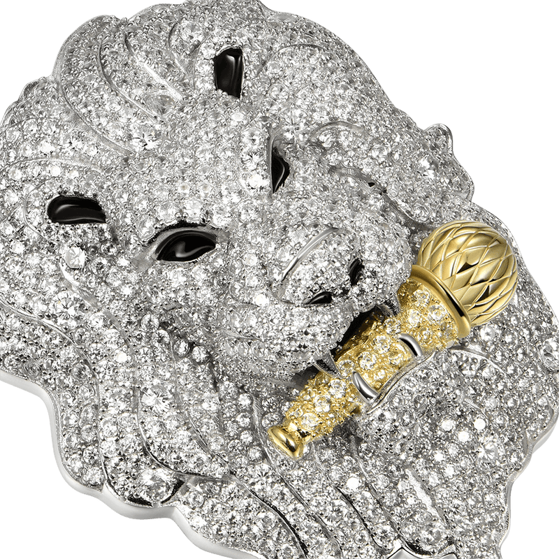 Iced Roaring Lion Pendant in 925 Sterling Silver APORRO Lion Head Pendant is flooded with meticulously traced white gold CZ stones. The distinct iced out 14K yellow gold mic is designed in the mouth to exemplify our “all voices matter” mentality. Materiale: 925 sterling silver with a gold plating with CZ stones Length: 63mm Width: 45mm Weight: 59.5g Brand: APORRO Mood collection is inspired by Emoji and it is fully ice out. We added our expression of daily mood to the collection. Proudly reflecting your emotions of the moment. - APORRO