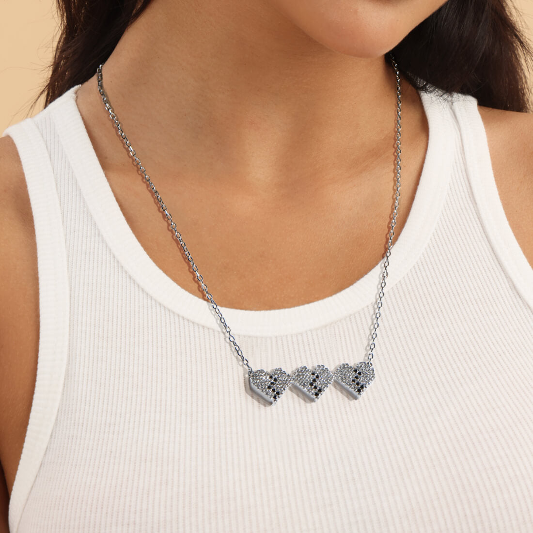 Collar de píxeles con tres corazones rotos