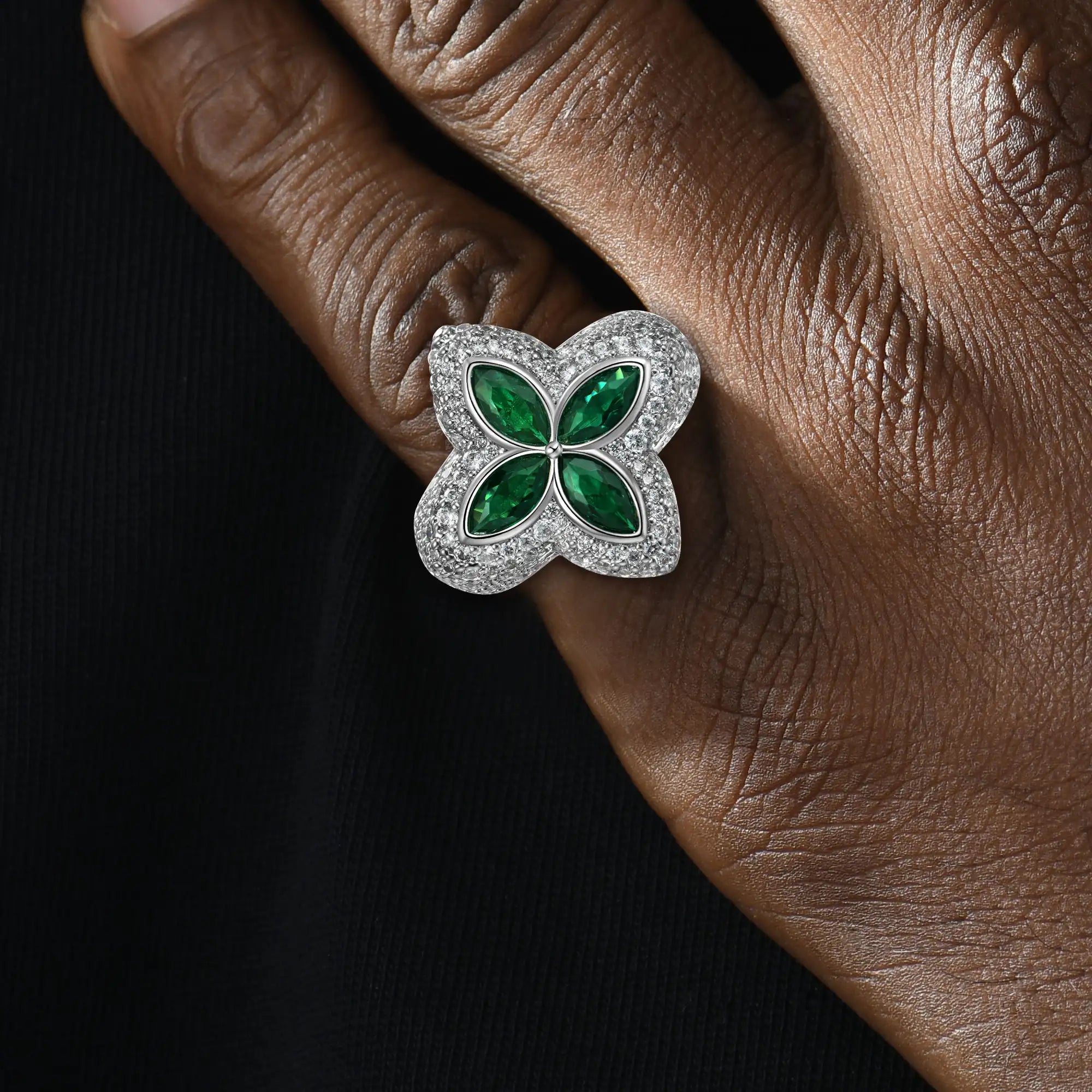 Anillo de trébol luminoso helado para mujeres