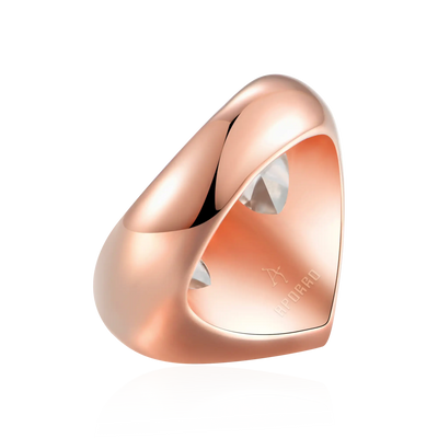 Anillo entrelazado de corazones radiantes