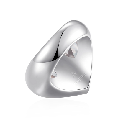 Anillo entrelazado de corazones radiantes