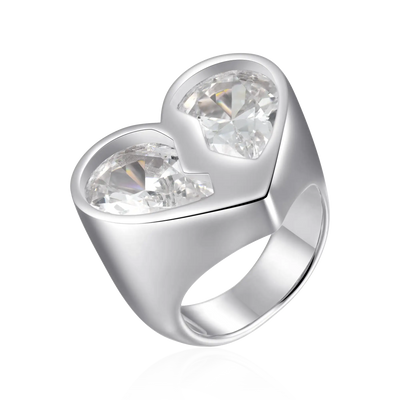 Anillo entrelazado de corazones radiantes