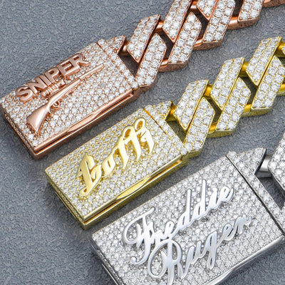 Benutzerdefinierte kubanische Namenshalskette mit Smaragdschliff und Krappengliedern – Weißgold