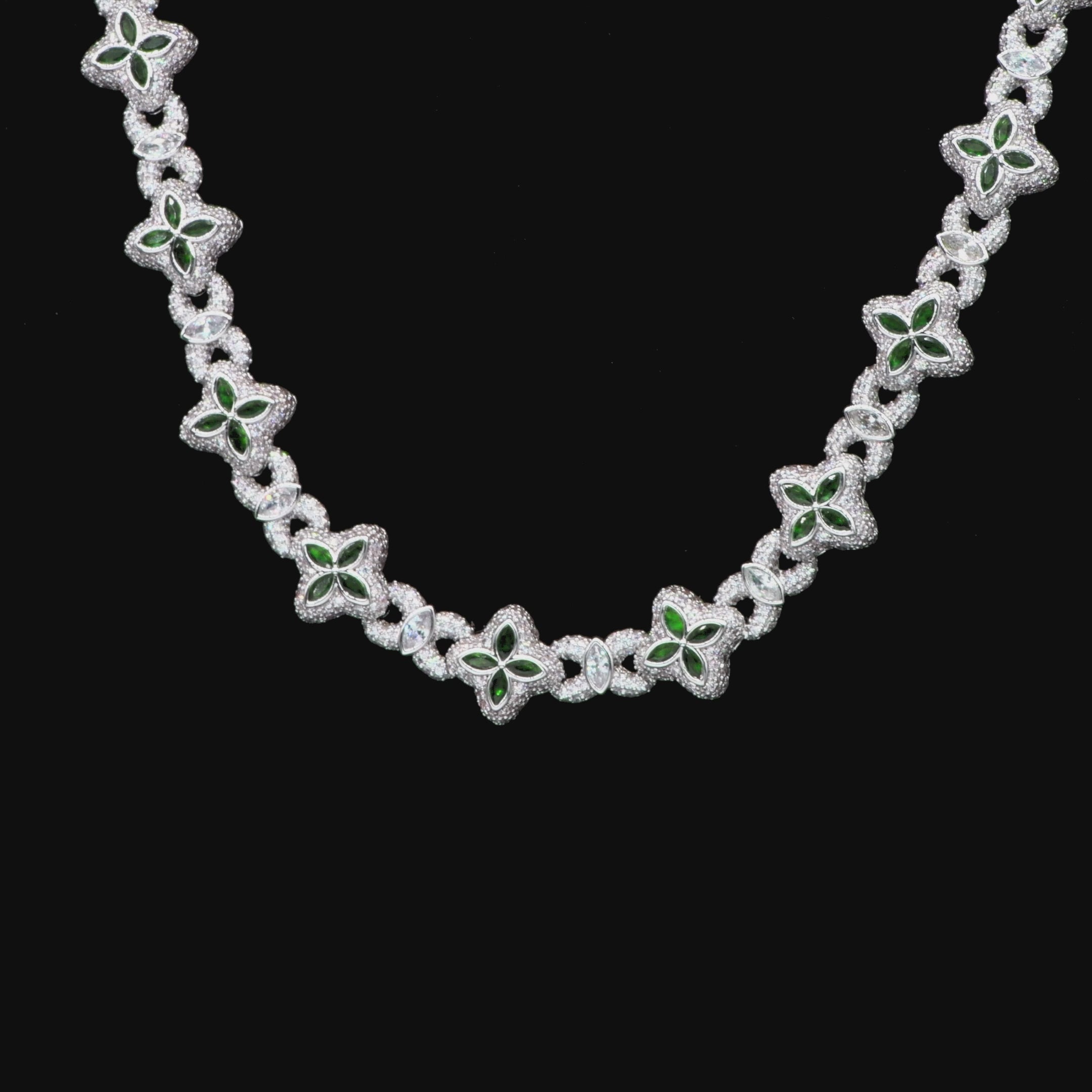 Collier de trèfle lumineux glacé et portefeuille