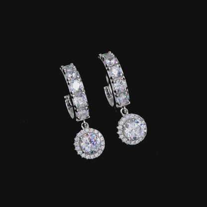 Boucle d'oreille pendante en halo de moissanite