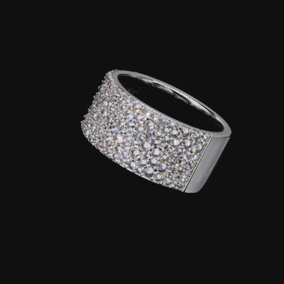 Anello a fascia con diamanti incastonati in Moissanite
