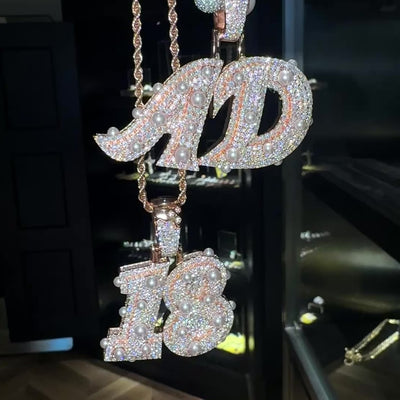 Ciondolo con lettera di perle eteree personalizzato