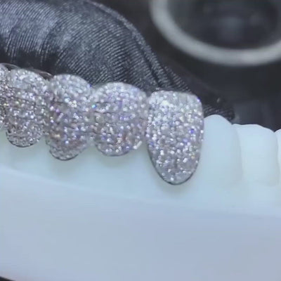 Maßgeschneiderte, vollständig vereiste Grillz