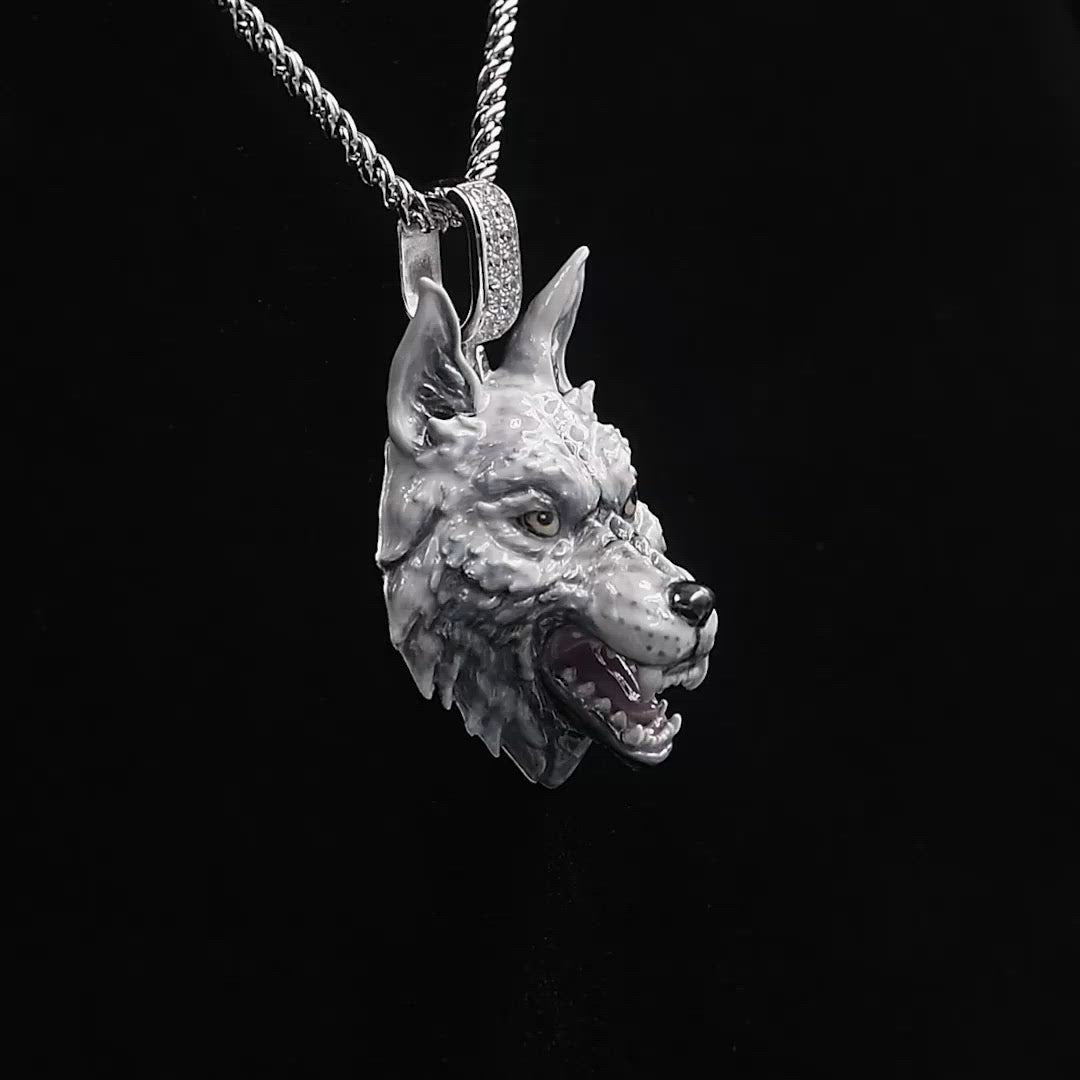 Pendentif miniature en émail de loup intrépide