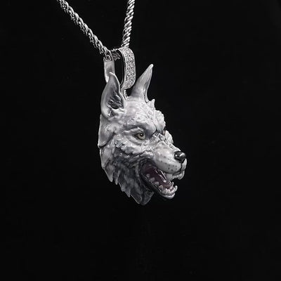 Pendentif miniature en émail loup intrépide