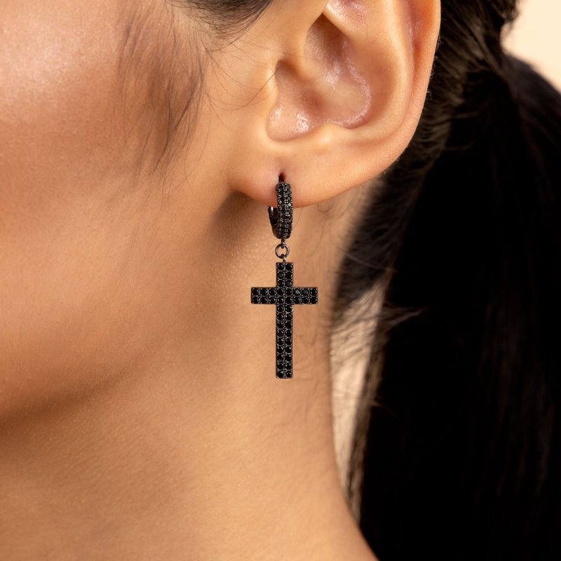 Pendientes asimétricos negros en forma de cruz y aro - Dangly Cross Earring - APORRO