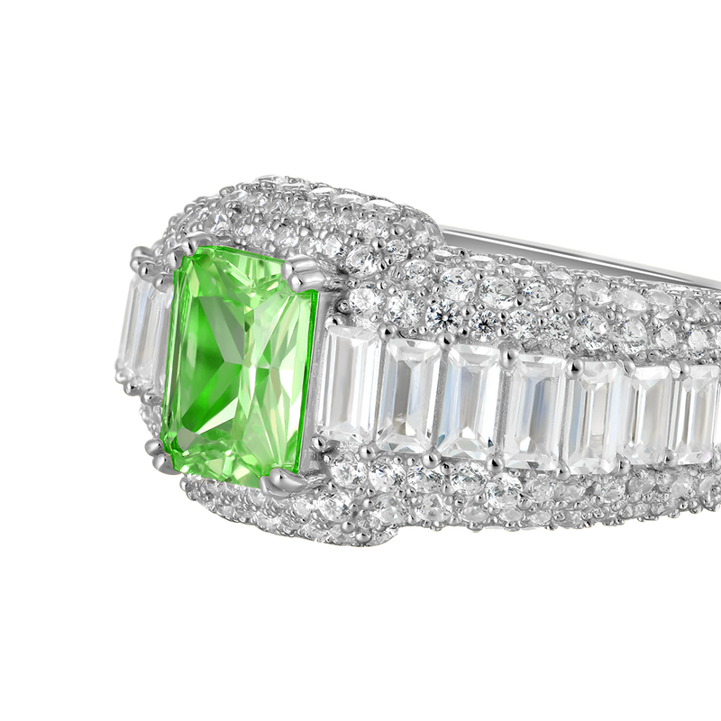 Kundenspezifischer Ring mit rosa Smaragdschliff